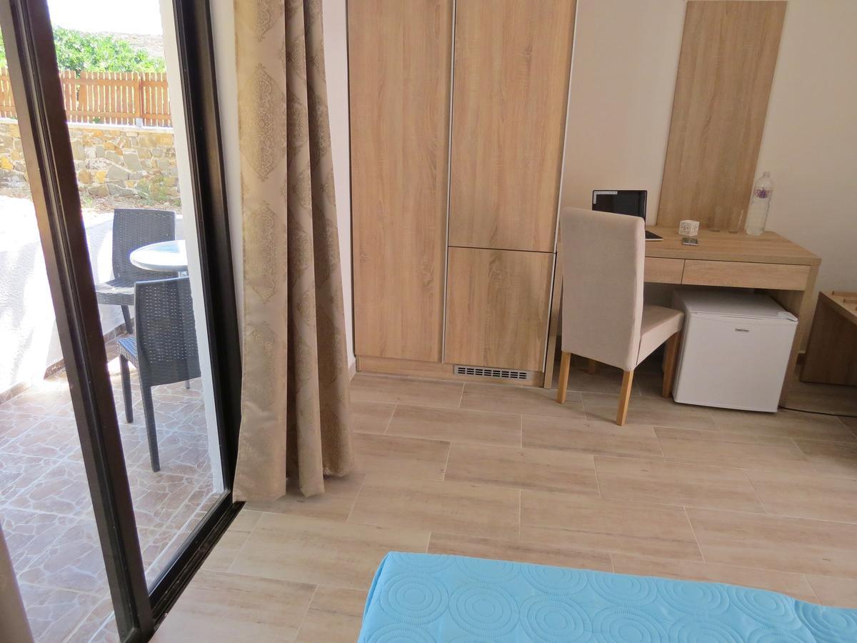 Loukas Beach Rooms คิโอตาริ ภายนอก รูปภาพ