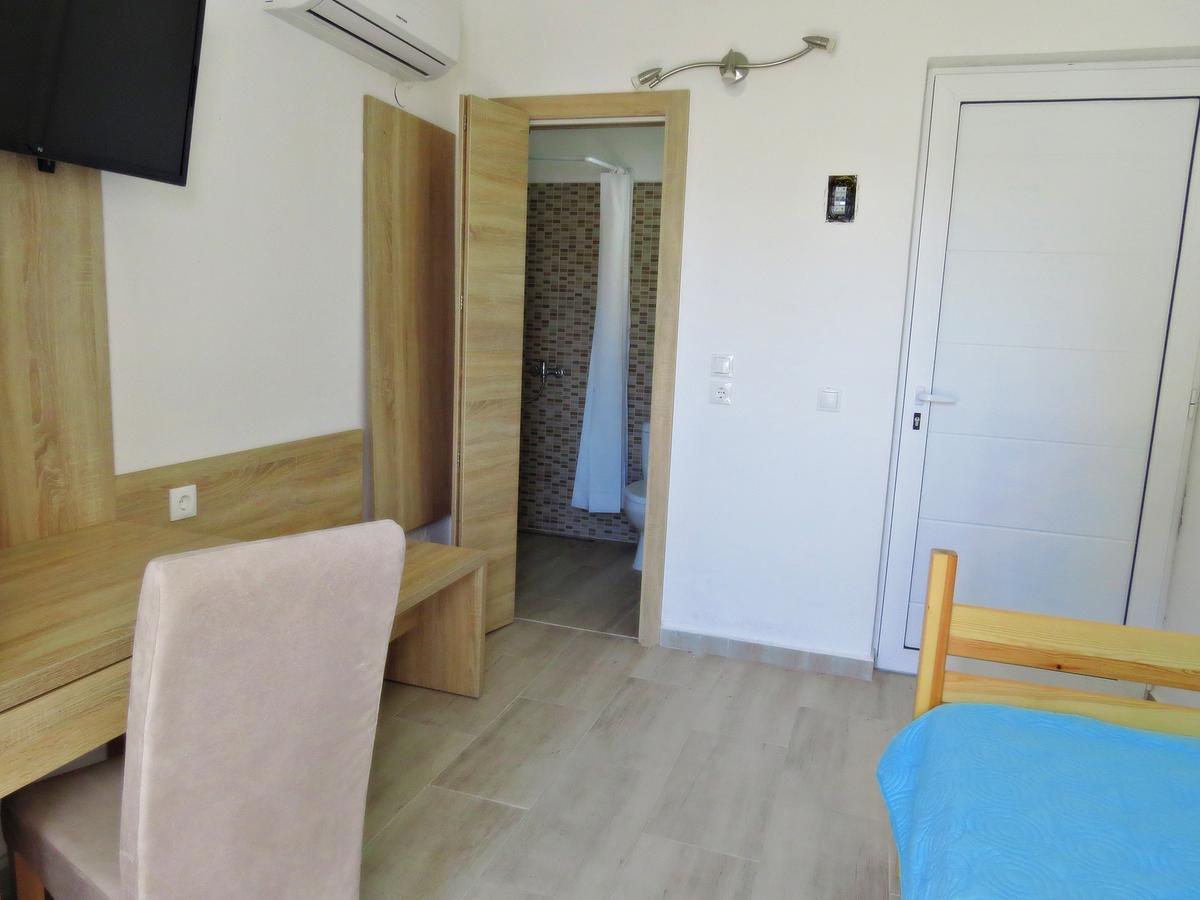 Loukas Beach Rooms คิโอตาริ ภายนอก รูปภาพ