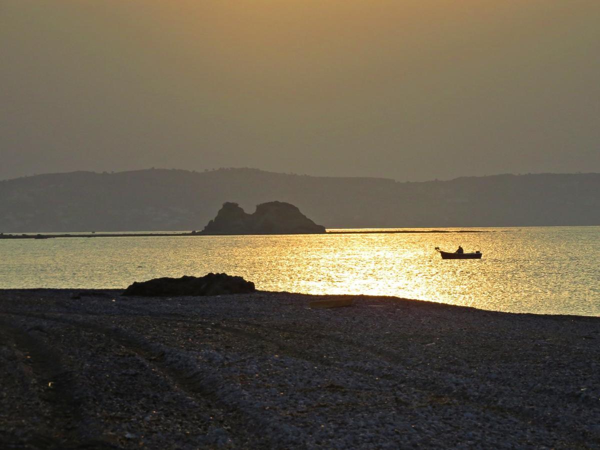 Loukas Beach Rooms คิโอตาริ ภายนอก รูปภาพ